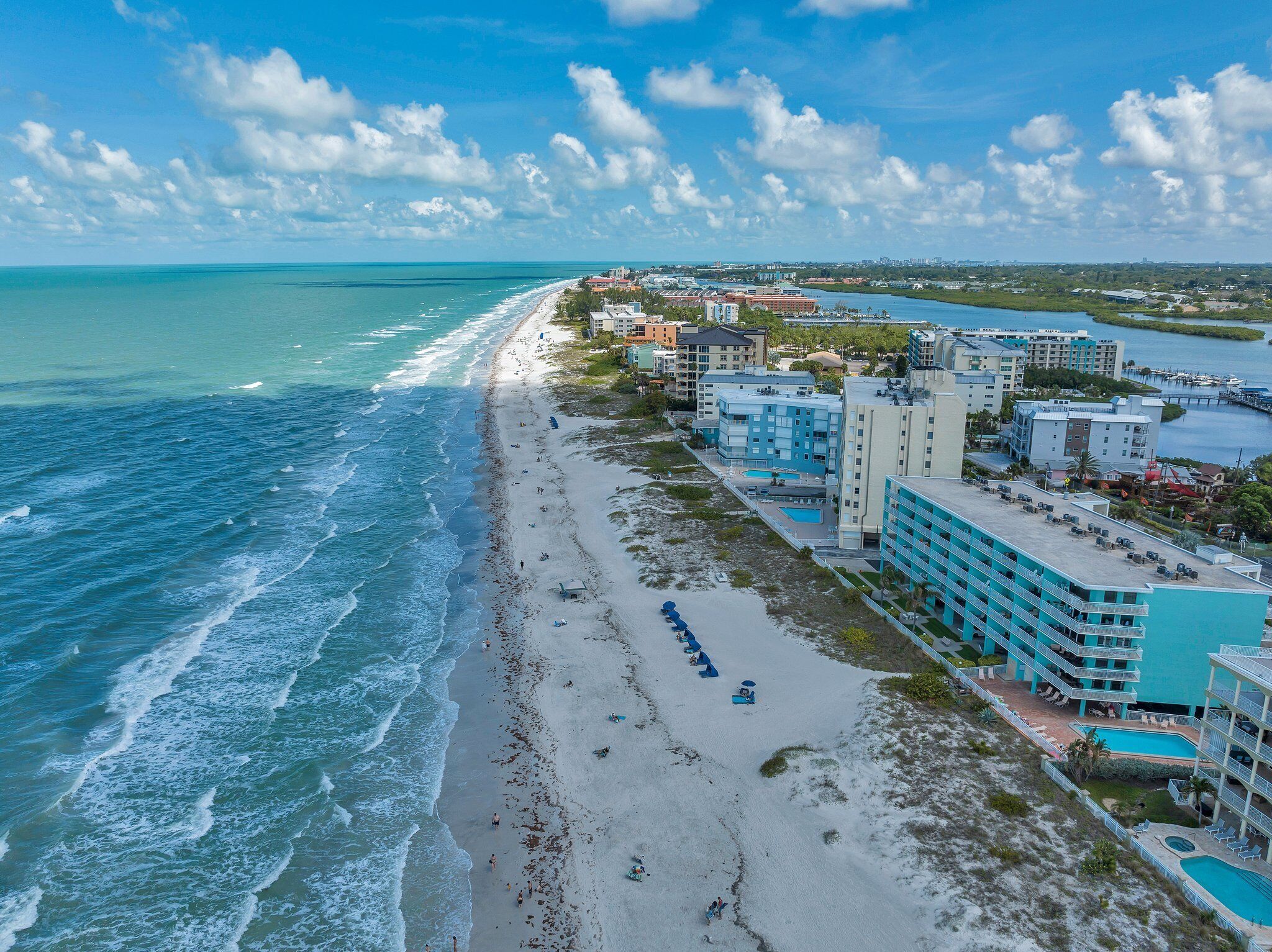 Chaises longues, serviettes de plage