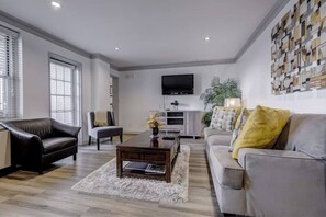 Smart TV - Modern Downtown 2 bed 2 bath Near Aquarium (Atlanta)