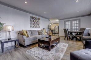 Smart TV - Modern Downtown 2 bed 2 bath Near Aquarium (Atlanta)