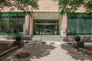 Exterior detail - Modern Downtown 2 bed 2 bath Near Aquarium (Atlanta)