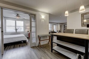 2 slaapkamers, een strijkplank/strijkijzer, reisbedje, gratis wifi