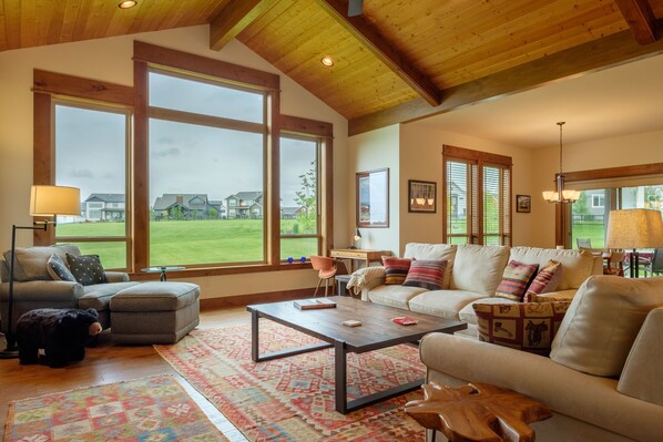 Smart TV, fireplace - Buffalo Lance - Custom Home In A Quiet Neighborhood Just West of Bozeman (Bozeman)