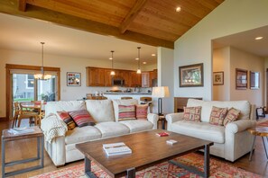 Smart TV, fireplace - Buffalo Lance - Custom Home In A Quiet Neighborhood Just West of Bozeman (Bozeman)