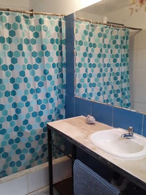 Apartamento básico, 2 quartos, vista para o oceano | Banheiro | Chuveiro, produtos de toalete grátis, toalhas de banho 