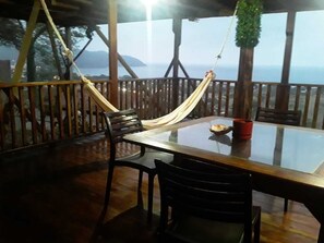 Apartamento básico, 2 habitaciones, vistas al mar | Zona de estar