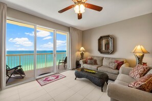 テレビ、DVD プレーヤー、ステレオ