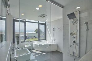 Deluxe Quadruple Room | Bathroom | Separate tub and shower, deep soaking tub, rainfall showerhead - LaFika (Dongshan)