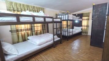 Phòng tập thể tiện nghi đơn giản, nhiều giường, không hút thuốc | Quang cảnh từ phòng