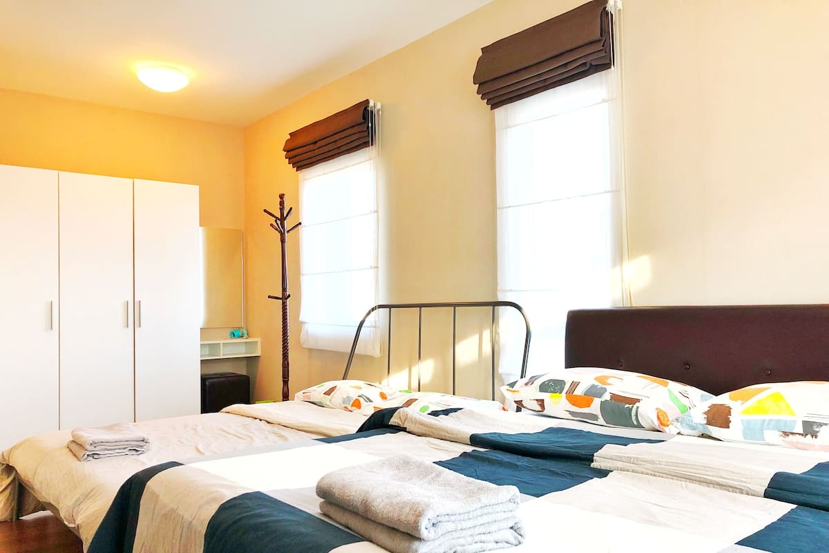 Villa familiale, 3 chambres, terrasse, vue sur la cour intérieure | Minibar, bureau, rideaux d’obscurcissement, fer et planche à repasser