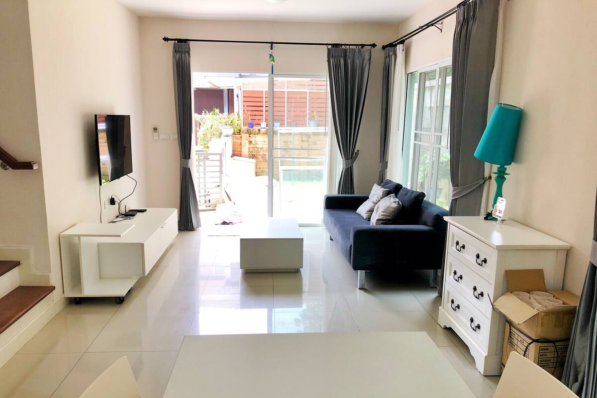 Villa familiale, 3 chambres, vue sur le jardin, côté cour intérieure | Aire de séjour | Téléviseur ACL