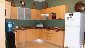 Suite Comfort, 3 kamar tidur, kamar mandi pribadi, pemandangan kolam renang | Dapur pribadi | Lemari es, microwave, oven, dan kompor