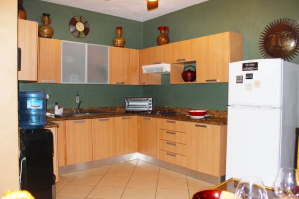 Comfort Suite, 3 Bedrooms, Private Bathroom, Pool View | Private kitchen