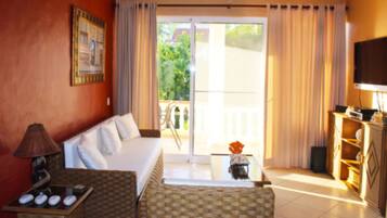 Suite Comfort, 3 kamar tidur, kamar mandi pribadi, pemandangan kolam renang | Ruang keluarga