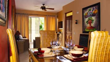 Suite Comfort, 3 kamar tidur, kamar mandi pribadi, pemandangan kolam renang | Makan di kamar