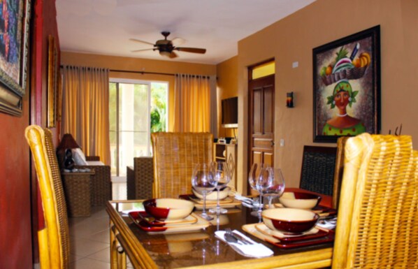 Comfort Suite, 3 Bedrooms, Private Bathroom, Pool View | In-room dining
