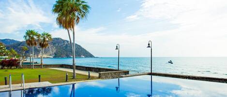 Five Bedrooms Villa | Terrace/patio