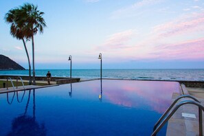 Five Bedrooms Villa | ลานระเบียง/นอกชาน