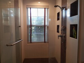 Chambre Standard | Douche de la salle de bain