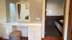 Standard Room | Room amenity - PP Villa Toscana (Bangkok)