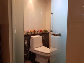Kamar Standar | Kamar mandi | Shower, perlengkapan mandi gratis, pengering rambut, dan jubah mandi