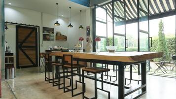 Desayuno continental (THB 120 por persona)