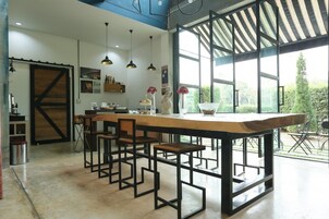 Desayuno continental diario (THB 120 por persona)