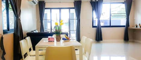 4 Bedrooms House | Living area