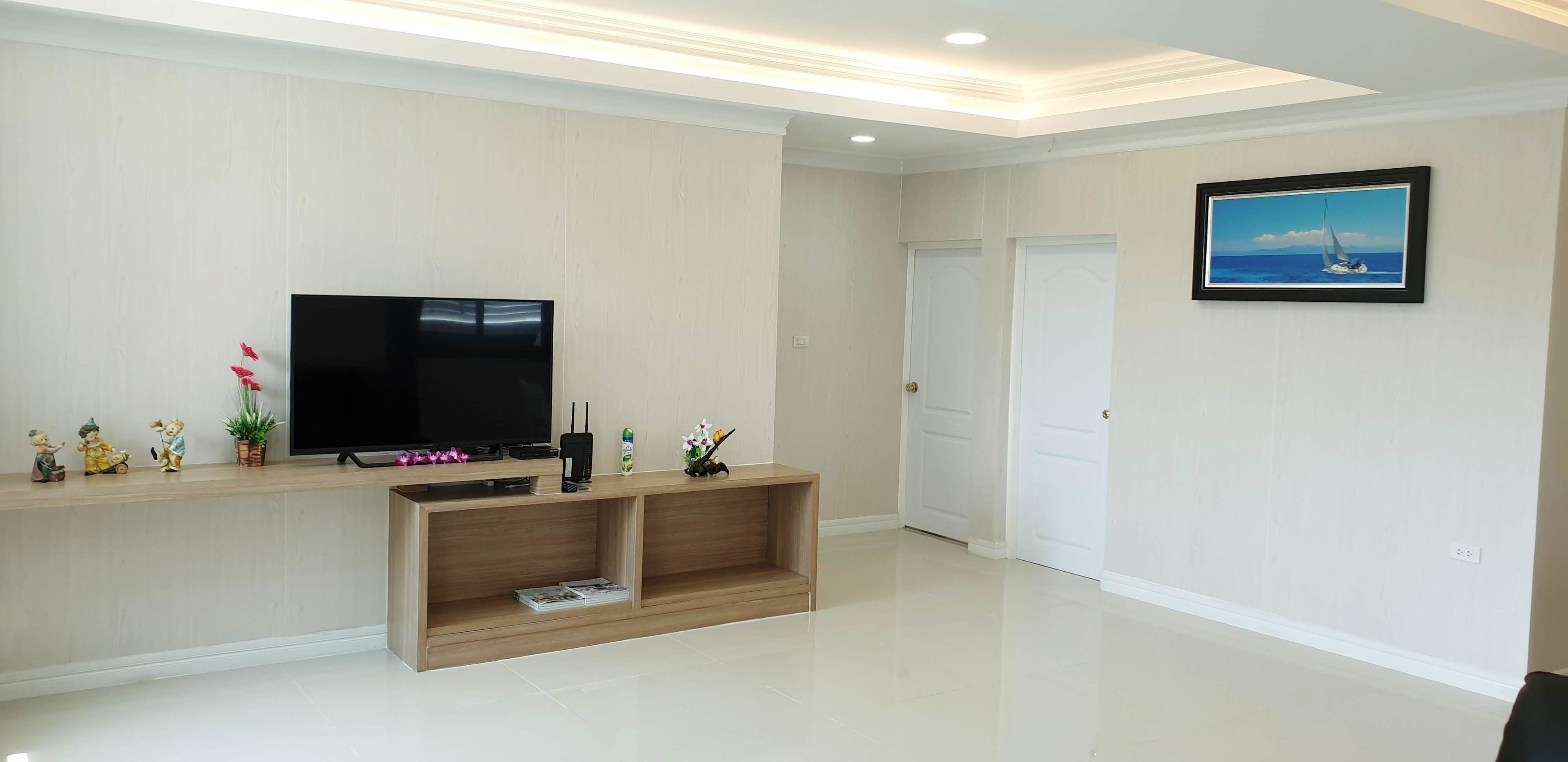 4 Bedrooms House | Living area | 55-inch flat-screen TV with cable channels, LCD TV