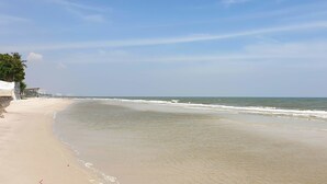 Een strand met een zandstrand en een heldere lucht.