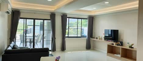 4 Bedrooms House | Área de estar | TV de tela plana 55 polegadas com canais a cabo, TV LCD