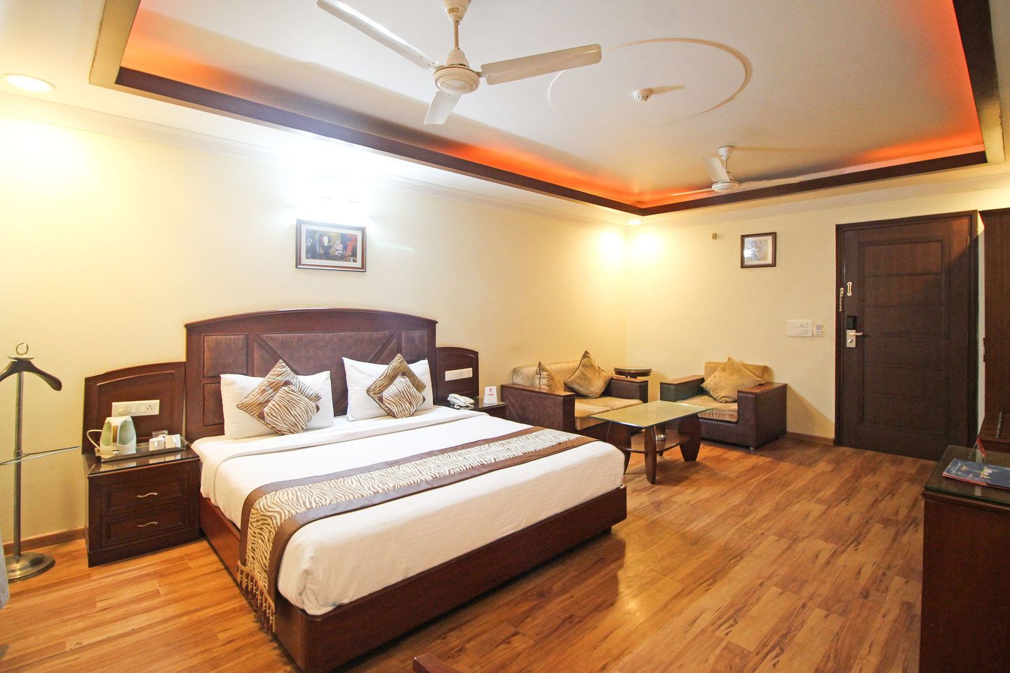 9 室のベッドルーム、低反発ベッド、遮光カーテン、WiFi (無料)