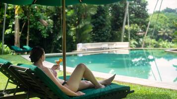 Outdoor pool, pool loungers