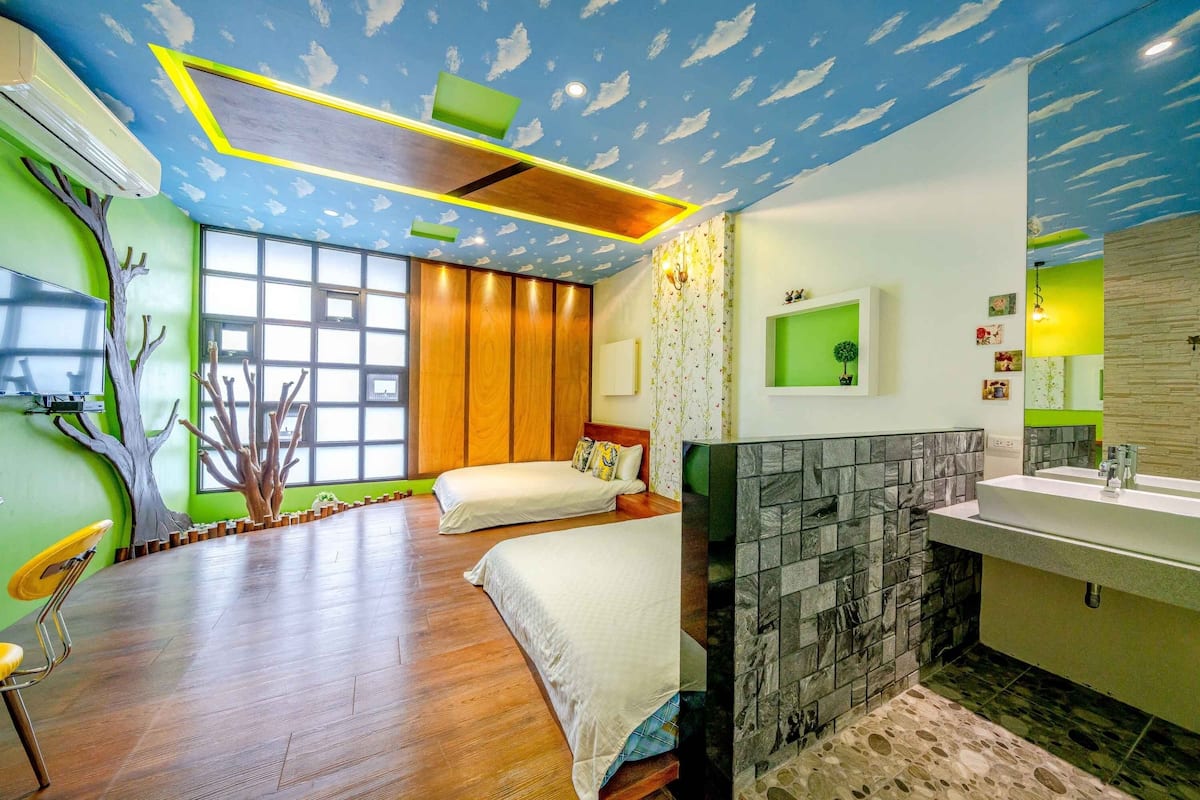 Muebles diferentes, escritorio y cortinas blackout