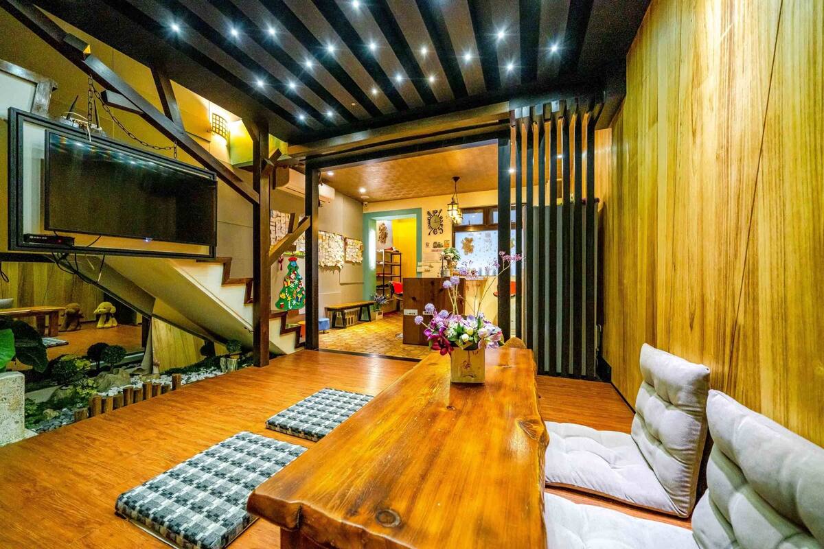 独栋房屋，4间卧室 | 起居区 | 平板电视