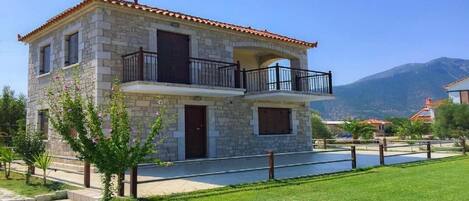 Familienvilla, 3 Schlafzimmer, Poolzugang, Meerblick | 3 Schlafzimmer, Schreibtisch, Verdunkelungsvorhänge