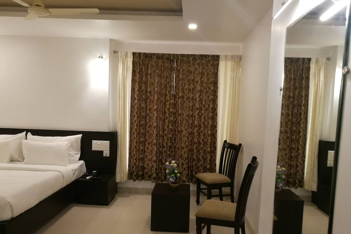 Deluxe Room, 1 Double Bed, Non Smoking | Minibar, blackout drapes, iron/ironing board, free WiFi