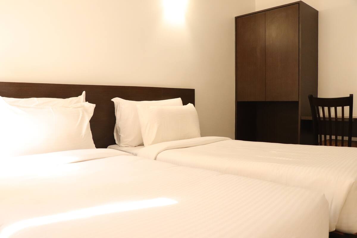 Standard Room, 1 Double Bed, Non Smoking | Minibar, blackout drapes, iron/ironing board, free WiFi