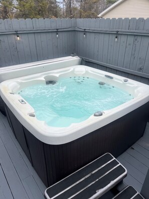 Outdoor spa tub - New Pocono Mountain Cabin & NEW 7 Person Hot tub & Playground new Gaming system! (Albrightsville)