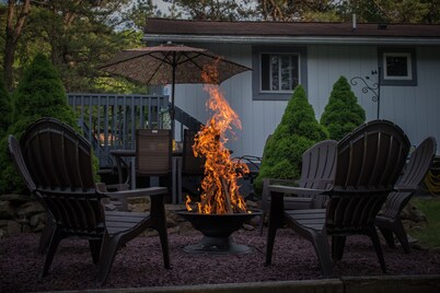 New Pocono Mountain Cabin & NEW 7 Person Hot tub & Playground new Gaming system!