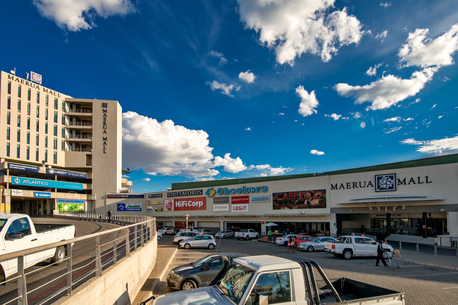 Een winkelcentrum met diverse winkels, waaronder MAERUA MALL, Atlanticico en Checkers.