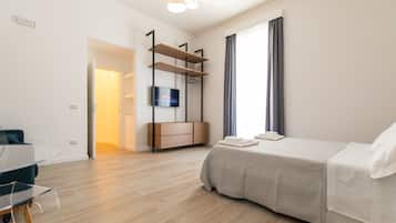 Habitación junior, 1 cama matrimonial y sofá cama, para no fumadores, vista a la ciudad | Ropa de cama de alta calidad, escritorio y cortinas blackout