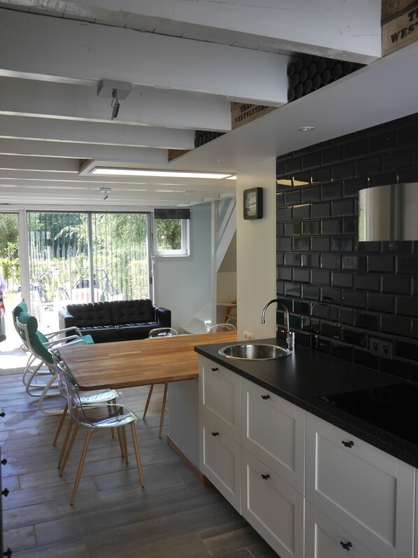 Cottage, 2 Bedrooms (Barkas 23) | Private kitchen | Full-size fridge, microwave, oven, stovetop - Barkas 9/23 (Nieuwpoort)