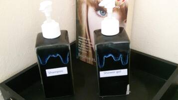 Douche, articles de toilette gratuits, chaussons, serviettes fournies