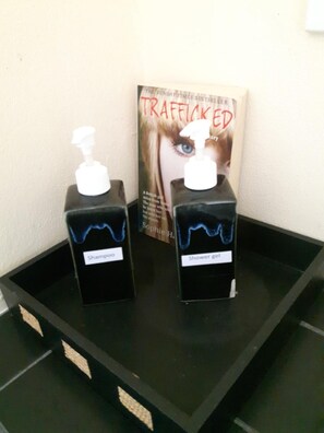 Shower, free toiletries, slippers, towels - Classic Home (Choeng Thale)