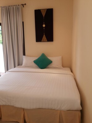 Blackout drapes, iron/ironing board, free WiFi, bed sheets - Classic Home (Choeng Thale)