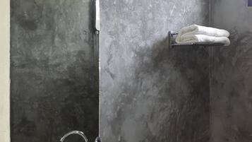 Douche, articles de toilette gratuits, chaussons, serviettes fournies