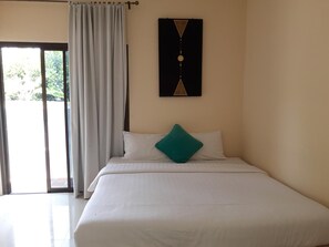 Blackout drapes, iron/ironing board, free WiFi, bed sheets - Classic Home (Choeng Thale)