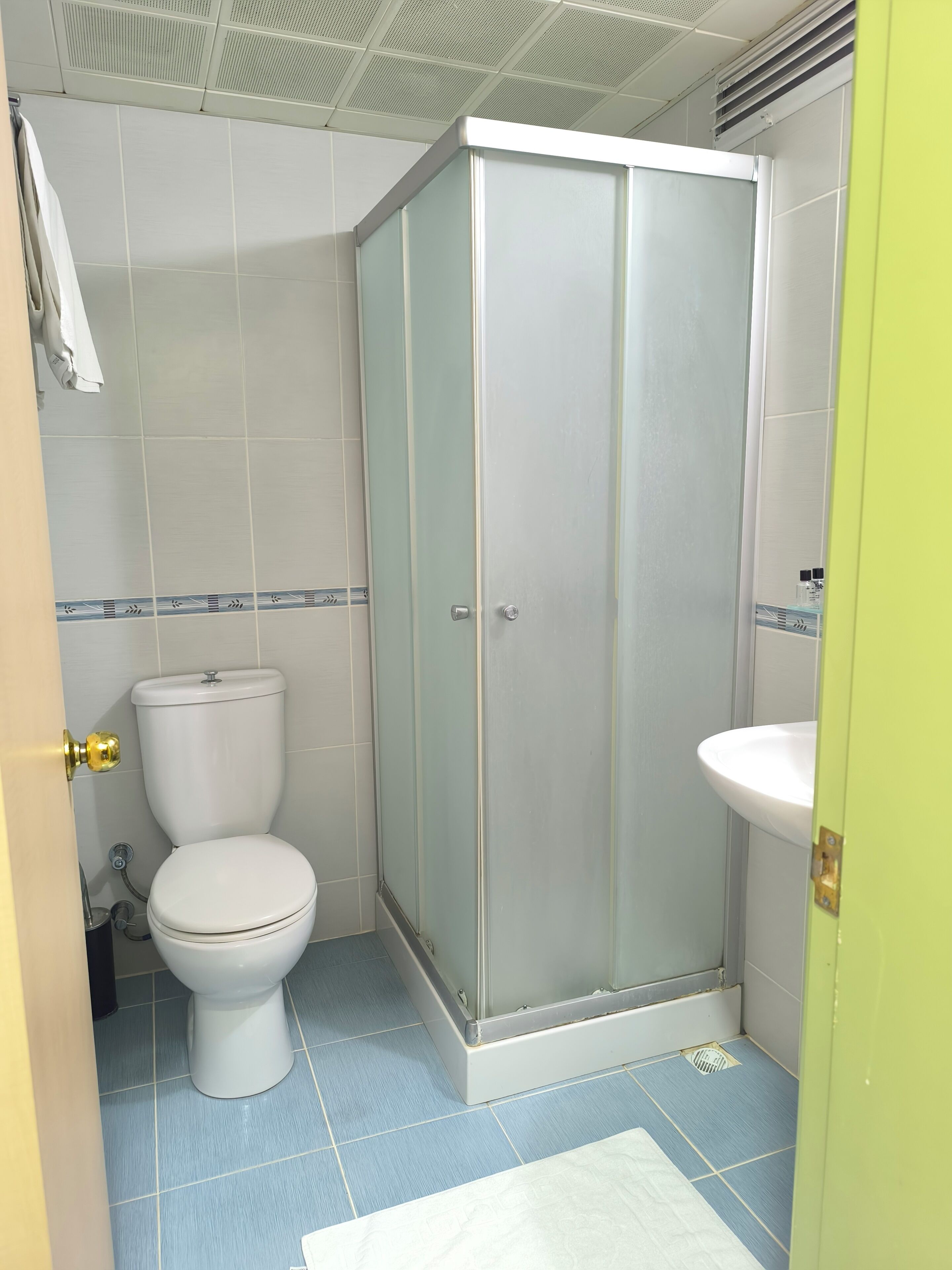 classic room, non smoking | bathroom | shower, free toiletries, hair dryer, slippers