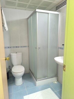 Chambre classique, non-fumeur | Salle de bain | Douche, articles de toilette (gratuits), séchoir à cheveux, pantoufles