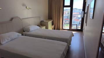 Classic Room, Non Smoking | In-room safe, free WiFi, bed sheets